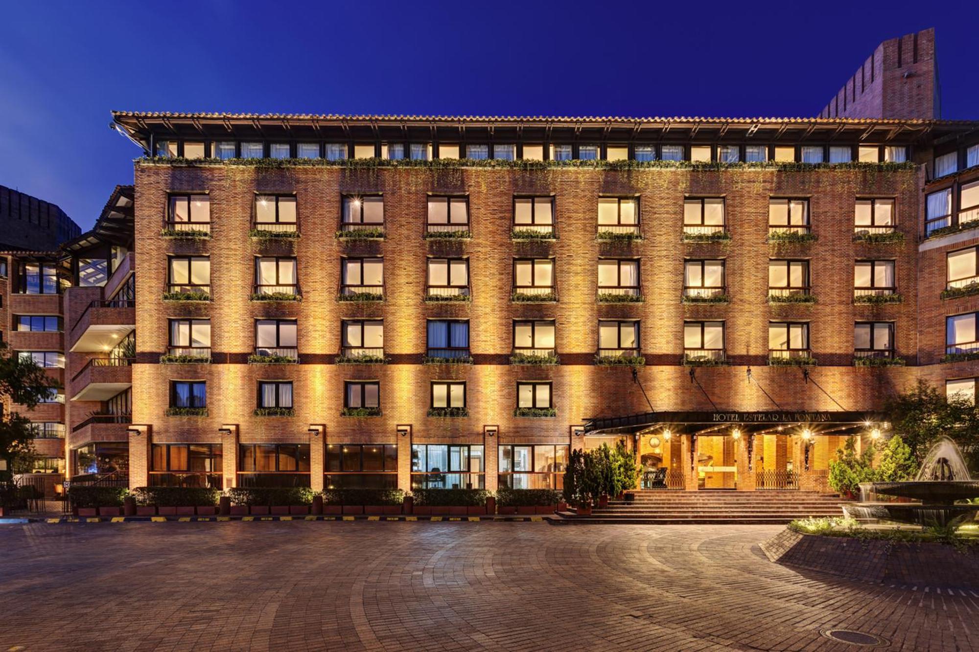 Hotel Estelar La Fontana Bogotá Exterior foto The hotel at night